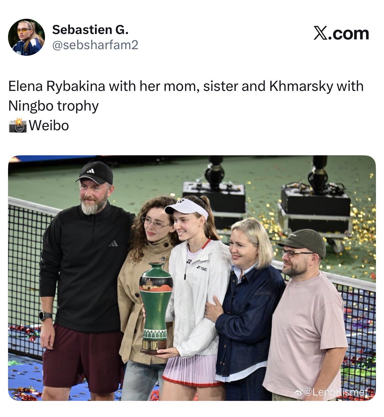 Elena Rybakina with her mom, & sister in Ningbo finals
